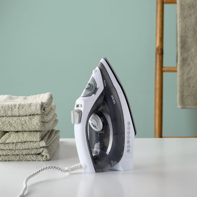 Steam iron with ceramic soleplate 2200 W white